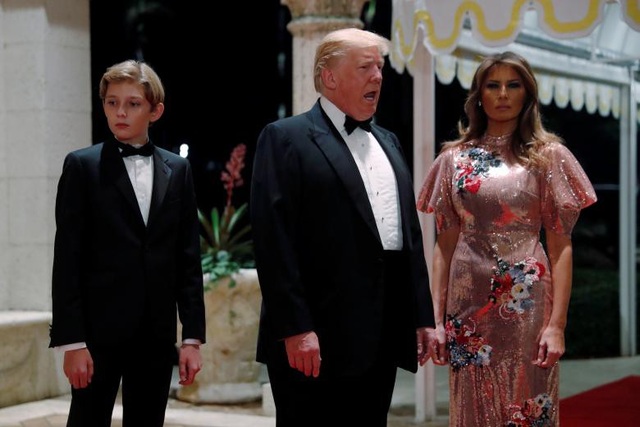 Gu thời trang "biết nói" của Đệ nhất phu nhân Mỹ - 12
Baf Melania trong bộ đầm óng ánh với các họa tiết hoa thêu khi dự tiệc tại khu nghỉ dưỡng Mar-a-Lago của gia đình. (Ảnh: Reuters)