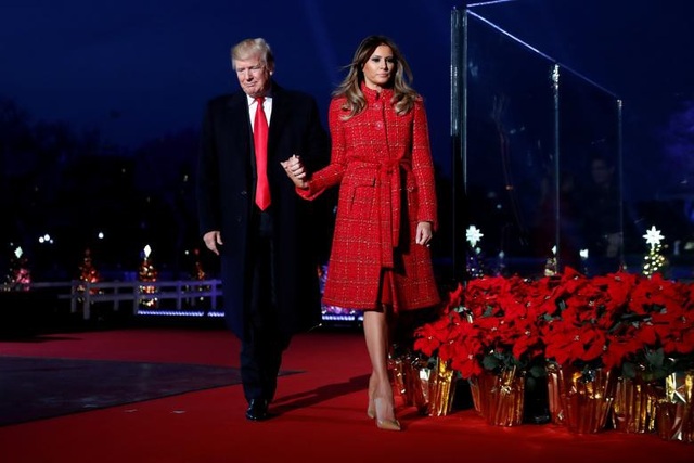 Gu thời trang "biết nói" của Đệ nhất phu nhân Mỹ - 15
Bà Melania gây ấn tượng với áo choàng và đầm đỏ khi dự lễ thắp nến Giáng sinh. (Ảnh: Reuters)