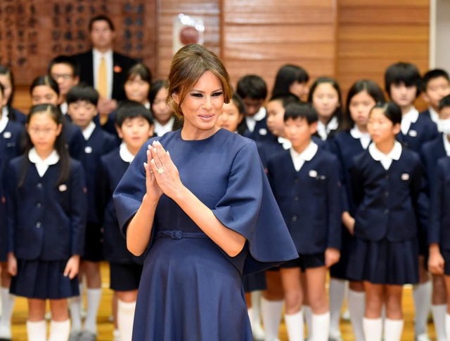 Gu thời trang "biết nói" của Đệ nhất phu nhân Mỹ - 10
Đầm xanh cánh dơi được bà Melania diện trong buổi thăm và gặp gỡ các em nhỏ tại một trường học của Nhật Bản. (Ảnh: Reuters)