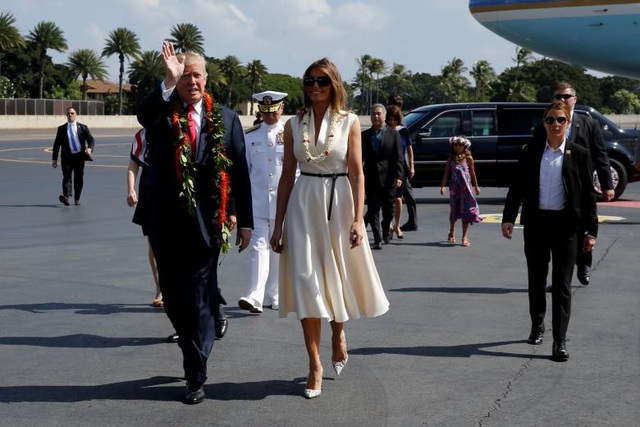 Gu thời trang "biết nói" của Đệ nhất phu nhân Mỹ - 21
Tổng thống Trump và phu nhân Melania được chào đón khi ghé thăm Hawaii trước chuyến công du châu Á tháng 11 năm ngoái. (Ảnh: Reuters)
