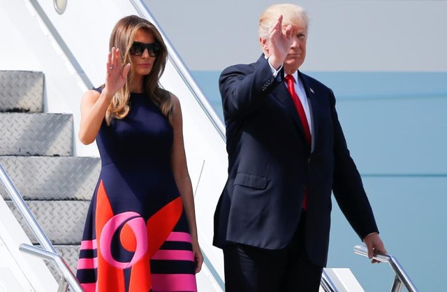 Gu thời trang "biết nói" của Đệ nhất phu nhân Mỹ - 18
Bà Melania khi tới Hamburg, Đức vào tháng 7/2017 để tháp tùng Tổng thống Donald Trump dự hội nghị thượng đỉnh G20. (Ảnh: Reuters)