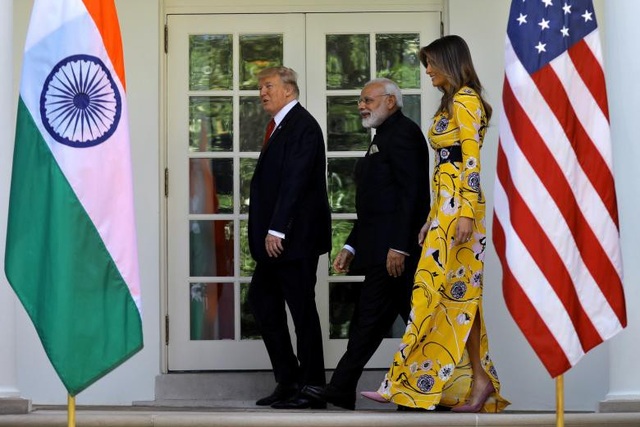 Gu thời trang "biết nói" của Đệ nhất phu nhân Mỹ - 5
Bà Melania diện đầm dài chấm gót thanh lịch và kín đáo khi tiếp đón Thủ tướng Ấn Độ Narendra Modi tại Nhà Trắng hồi tháng 6/2017. (Ảnh: Reuters)