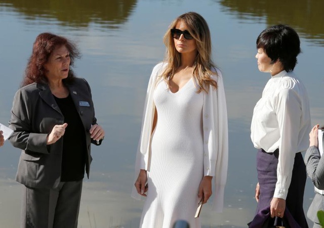 Gu thời trang "biết nói" của Đệ nhất phu nhân Mỹ - 7
Bà Melania mặc đầm vào áo choàng màu trắng khi thăm Nhật Bản năm 2017. (Ảnh: Reuters)