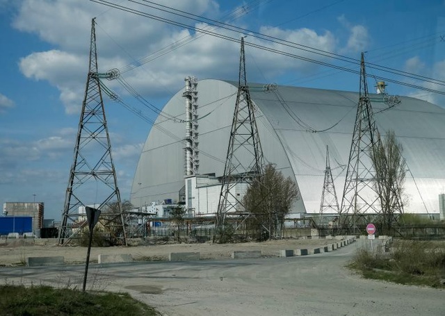 Ngày 26/4/1986, lò phản ứng số 4 của nhà máy điện hạt nhân Chernobyl, nằm cách thủ đô Kiev của Ukraine khoảng 100km, bất ngờ phát nổ, gây ra đám cháy lớn và phát tán phóng xạ ra toàn bộ khu vực xung quanh. Trong ảnh: Lò phản ứng số 4 hiện nay được bao phủ bằng hệ thống vòm thép kiên cố sau thảm họa hạt nhân cách đây 32 năm.
