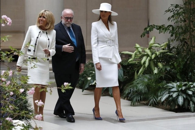 Gu thời trang "biết nói" của Đệ nhất phu nhân Mỹ - 2
Bà Melania cũng thu hút sự chú ý với bộ trang phục khi đưa phu nhân tổng thống Pháp, bà Brigitte, đến Bảo tàng Nghệ thuật Quốc gia để xem triển lãm của họa sĩ người Pháp Paul Cezanne. (Ảnh: AP)