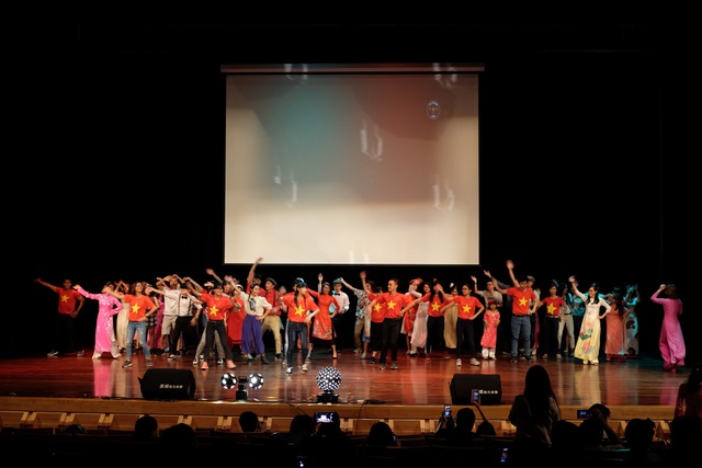 Tưng bừng tuần lễ văn hóa của SV Việt tại ĐH Thành Công, Đài Loan - 9
Flashmob