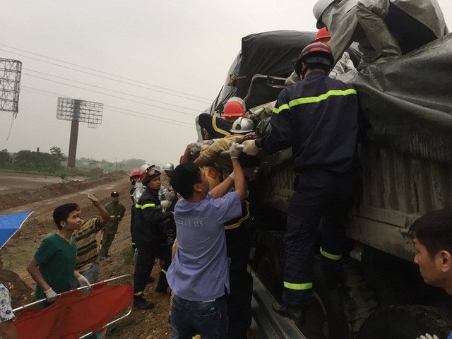 Tai nạn dồn toa trên cao tốc Pháp Vân – Cầu Giẽ, 3 người thương vong - 1
Lực lượng chức năng cứu các nạn nhân bị mắc kẹt trong cabin xe tải ra ngoài (Ảnh: NĐ)