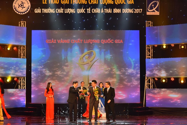 Tân Á Đại Thành nhận Giải vàng giải thưởng Chất lượng Quốc gia - 1
Bộ Trưởng Bộ Khoa học và Công nghệ trao Giải thưởng Chất lượng Vàng Quốc gia cho Tân Á Đại Thành.