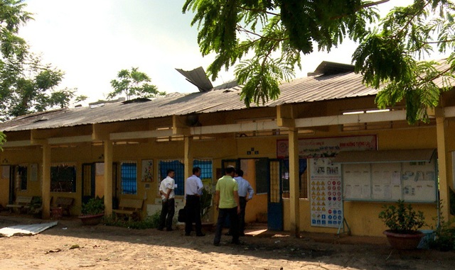 Mưa lốc thổi mái tôn trường học văng xa hàng chục mét - 3
Ngành chức năng đã đến khảo sát và sửa chữa phòng học.