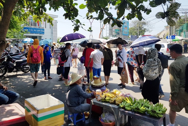 Khách nội địa đi tour biển đảo tăng nhẹ dịp lễ Giỗ tổ - 4 Du khách tại bến tàu du lịch Cầu Đá (TP Nha Trang, Khánh Hòa), trưa ngày 25/4