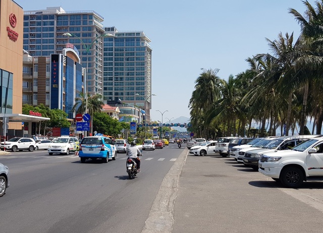 Khách nội địa đi tour biển đảo tăng nhẹ dịp lễ Giỗ tổ - 5 Các bãi xe nhỏ phía đông đường Trần Phú gần như không còn chỗ dành cho xe ô tô trong ngày nghỉ lễ