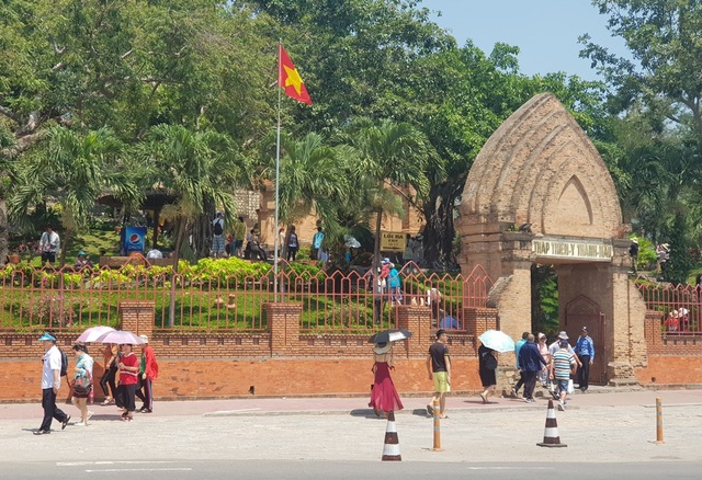 Khách nội địa đi tour biển đảo tăng nhẹ dịp lễ Giỗ tổ - 8 Tháp bà Ponagar Nha Trang cũng đón hàng nghìn du khách trong ngày lễ Giỗ tổ Hùng vương