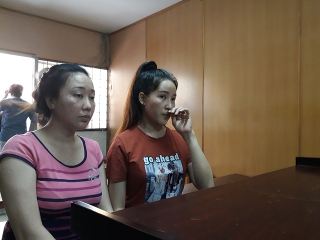Hàng loạt người đẹp bán dâm giá nghìn đô lãnh án - 1 Bị cáo Hiền (áo cam) và Tiền lãnh án tù giam.