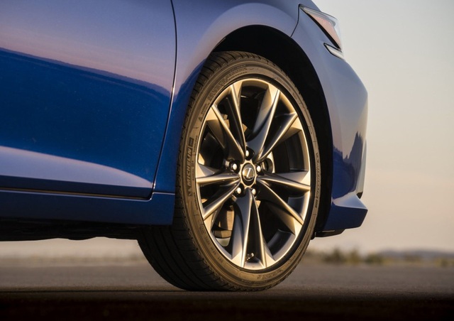 Lexus ES thế hệ mới - Động cơ cũ, sức mạnh mới - 12
Có 3 lựa chọn kiểu thiết kế la-zăng (cỡ 17 hoặc 18 inch) cho phiên bản ES 350 và ES 300h, nhưng nếu khách hàng chọn gói nâng cấp F Sport, thì trang bị tiêu chuẩn là vành 19 inch, giống như trên mẫu LC