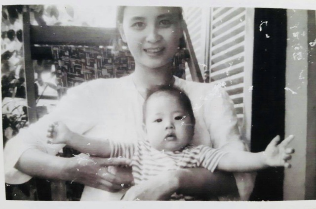 Bức ảnh kỷ niệm của Hà Kiều Anh khi còn là một cô bé con trong vòng tay mẹ.