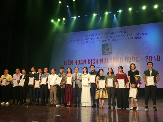 NSƯT Công Lý, Công Vượng đoạt huy chương vàng tại Liên hoan Kịch nói 2018 - 3 Các nghệ sĩ, diễn viên nhận giải cá nhân.