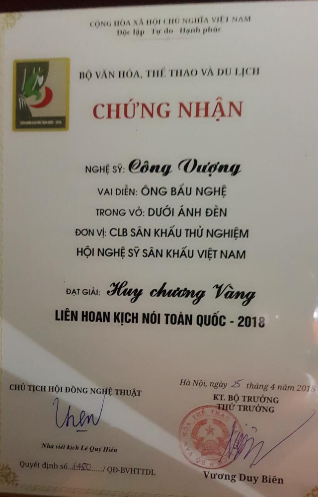 NSƯT Công Lý, Công Vượng đoạt huy chương vàng tại Liên hoan Kịch nói 2018 - 4 Nghệ sĩ Công Vượng ngay lần đầu tham gia Liên hoan Kịch nói toàn quốc đã ẵm huy chương vàng.
