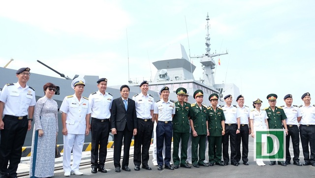 Tàu khu trục có khả năng tàng hình của Hải quân Singapore thăm Đà Nẵng - 1
Lễ đón đoàn Hải quân Singapore cùng tàu khu trục RSS Intrepid thăm hữu nghị TP Đà Nẵng được tổ chức trọng thể ngay tại cảng Tiên Sa