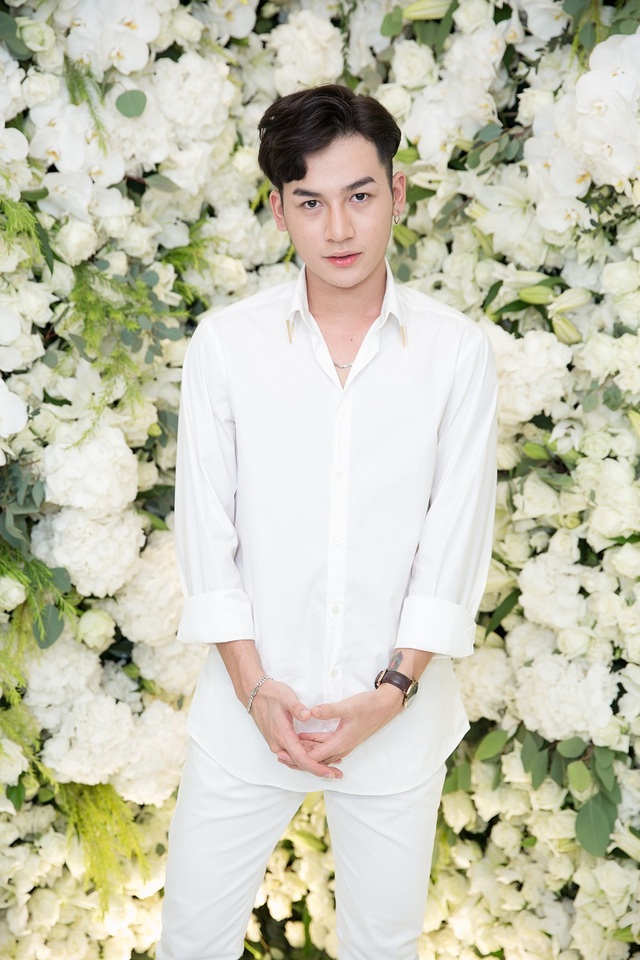 Nhã Phương xinh đẹp đọ dáng cùng bạn gái Phan Thành - 17 Ali Hoàng Dương điển trai khi diện cây trắng đơn giản và thanh lịch.