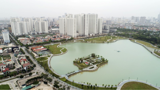 Toàn cảnh chung cư An Bình City nhìn từ hướng hồ điều hòa trong khuôn viên dự án
