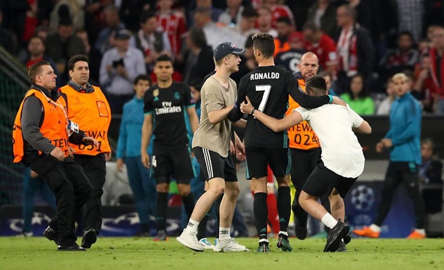 CĐV quá khích vào sân giằng áo Ribery, ôm hôn C.Ronaldo - 8 CĐV quá khích vào sân giằng áo Ribery, ôm hôn C.Ronaldo - 8