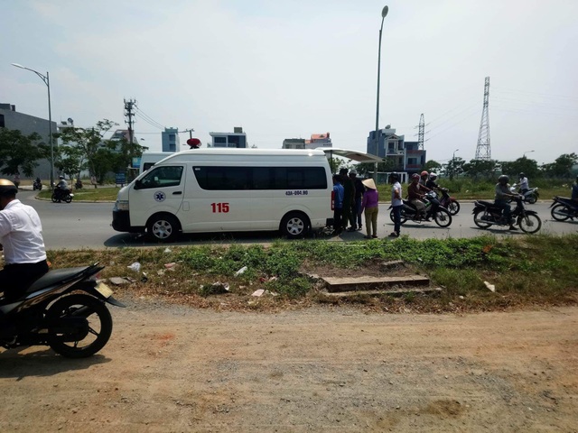 Hai bảo vệ nhảy xuống sông cứu nam thanh niên nhảy cầu tự tử - 2 Xe cấp cứu chuyển nạn nhân đến bệnh viện để kiểm tra sức khỏe