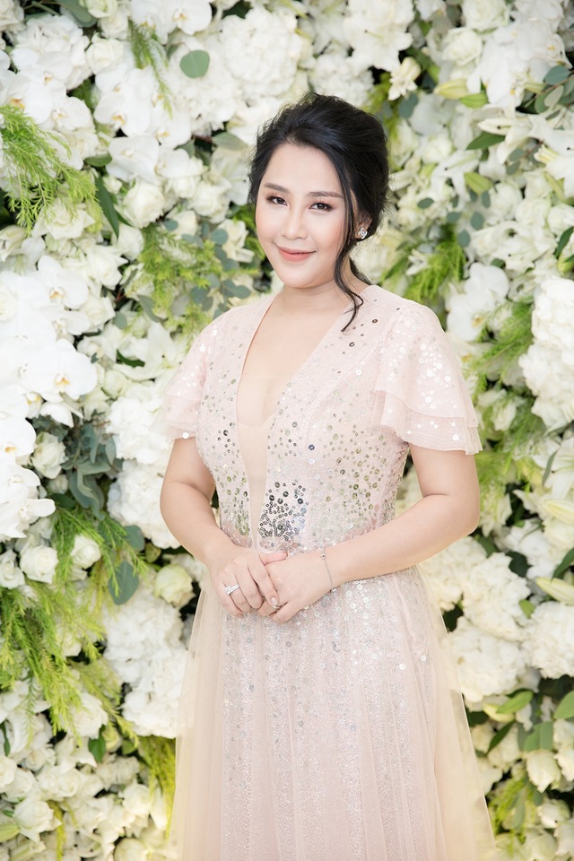 Nhã Phương xinh đẹp đọ dáng cùng bạn gái Phan Thành - 14 Nhà văn Gào mập mạp, tròn trịa sau khi sinh con