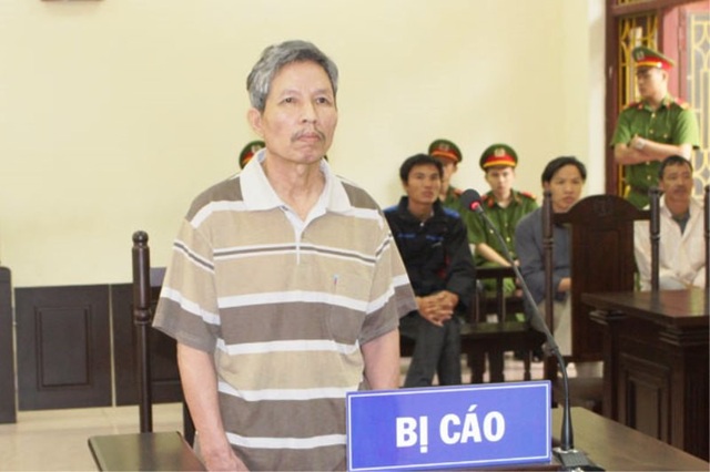Uống rượu về, cầm chày đánh chết con trai ruột - 1
Bị cáo Chu Xuân Hùng trước vành móng ngựa (ảnh: Báo Hà Nam)