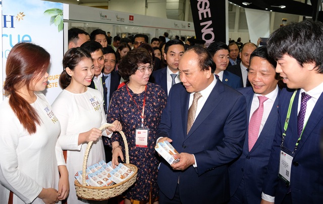 Thủ tướng và Đoàn Cấp cao Việt Nam thăm các gian hàng Việt Nam tại Hội chợ. Ảnh: VGP/Quang Hiếu