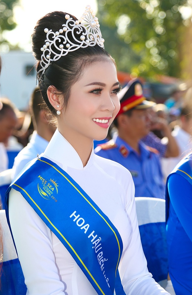 Top 3 Hoa hậu Biển Việt Nam giản dị với áo dài dâng hương Giỗ Tổ Hùng Vương - 5 Hoa hậu Biển Kim Ngọc cho biết: Tôi cảm thấy rất vinh dự và tự hào khi được cùng 2 bạn Á hậu thực hiện một hành động nhân văn trong một dịp rất đặc biệt. Tôi hi vọng rằng mình có thể dùng hình ảnh và sức ảnh hưởng của bản thân để lan tỏa nhiều hành động đẹp, góp phần giúp giới trẻ hướng về cội nguồn.