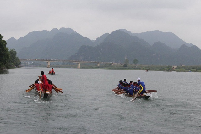 Rộn ràng hội thi cá trắm, đua thuyền ở di sản Phong Nha - Kẻ Bàng - 5 Sông Son dậy sóng với cuộc đua thuyền rồng. Ở cuộc đua này, xã Sơn Trạch đã xuất sắc vượt qua các địa phương thuộc huyện Bố Trạch khác để giành giải nhất ở cả hai nội dung nam và nữ.