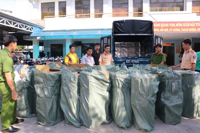 Bắt lô thuốc lá “khủng” nhập lậu, trị giá trên 400 triệu đồng - 1 Số thuốc lá ngoại nhập lậu mà công an tỉnh An Giang vừa bắt giữ trên xe tải biển kiểm soát 67C - 070.87, do Nguyễn Hoàng Tâm điều khiển