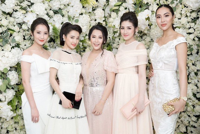 Nhã Phương xinh đẹp đọ dáng cùng bạn gái Phan Thành - 5 Bên cạnh Nhã Phương còn có sự xuất hiện của hotgirl Primmy Trương – bạn gái của thiếu gia Phan Thành. Cả hai gây chú ý bởi nhan sắc xinh đẹp.