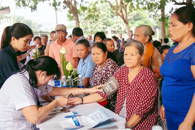 Nhóm thiện nguyện Từ Tâm: Chúng tôi tặng chiếc cần câu thay vì chú cá! - 3 200 dân nghèo huyện Củ Chi được khám bệnh, nhận quà từ thiện