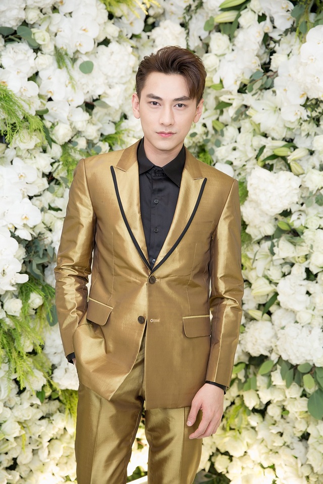 Nhã Phương xinh đẹp đọ dáng cùng bạn gái Phan Thành - 16 Isaac bảnh bao với vest màu vàng đồng nổi bật