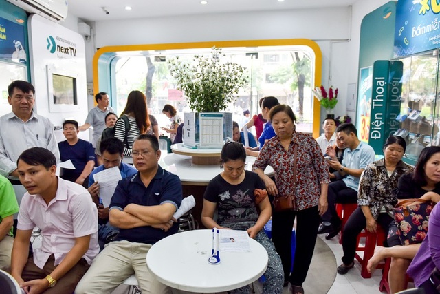 Hà Nội: Người dân mệt mỏi đi bổ sung thông tin cá nhân cho thuê bao - 12
Phía trong cửa hàng luôn chật kín chỗ ngồi nhiều người phải đứng chờ đợi.