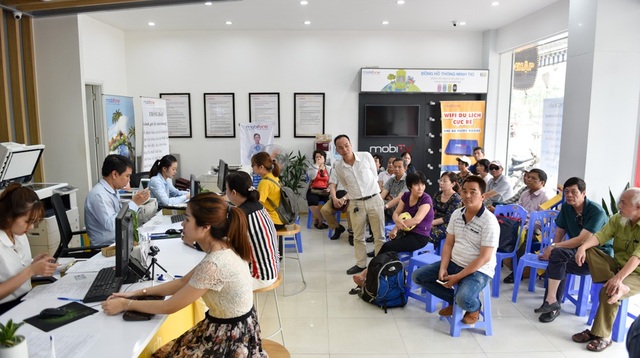 Hà Nội: Người dân mệt mỏi đi bổ sung thông tin cá nhân cho thuê bao - 3
Mặc dù nhân viên vẫn làm việc hết sức nhưng lượng khách ngồi chờ vẫn rất đông.