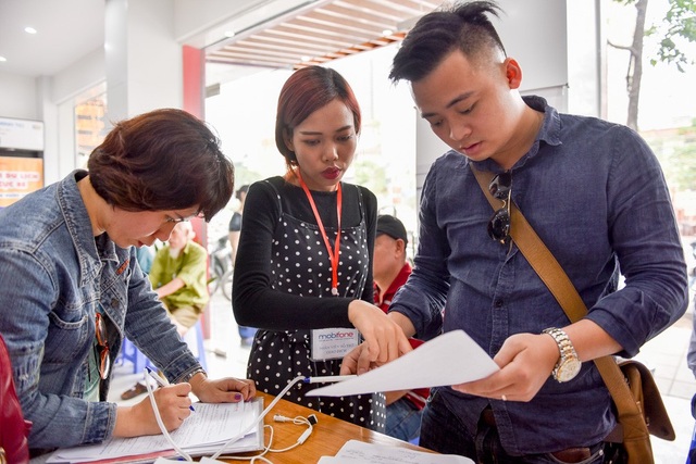 Hà Nội: Người dân mệt mỏi đi bổ sung thông tin cá nhân cho thuê bao - 5 Tại điểm giao dịch này có nhân viên hỗ trợ khách hàng để đảm bảo thông tin được cập nhật nhanh và chính xác nhất.