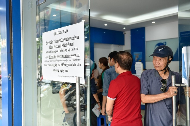 Hà Nội: Người dân mệt mỏi đi bổ sung thông tin cá nhân cho thuê bao - 7
Nhà mạng Vinaphone dán hướng dẫn người dân cách tự cập nhật thông tin tại nhà nhằm giảm tải khách hàng đến đăng ký thông tin cá nhân tại cửa hàng giao dịch.