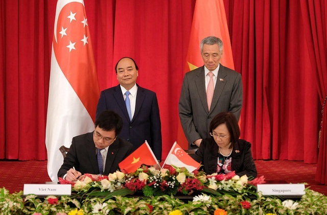 Việt Nam tăng cường hợp tác trong lĩnh vực Tiêu chuẩn Đo lường Chất lượng với Singapore - 1
Thủ tướng Nguyễn Xuân Phúc và Thủ tướng Lý Hiển Long chứng kiến lễ ký MOU giữa Phó Tổng cục trưởng Nguyễn Nam Hải và bà Choy Sauw Kook.