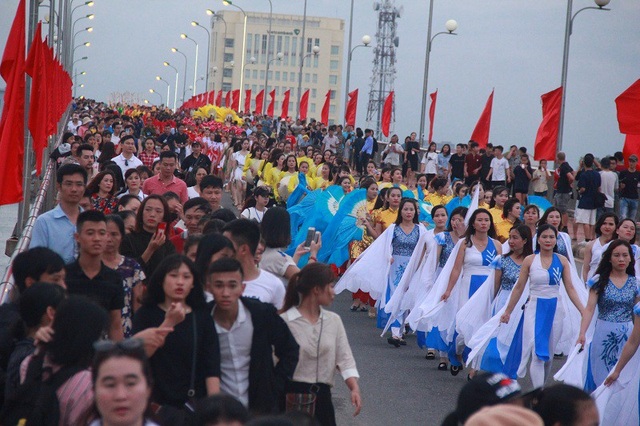 Quảng Bình: Dàn hoa hậu, nghệ sỹ “hâm nóng” lễ hội diễu hành đường phố - 13 Đoàn diễu hành đi qua cầu Nhật Lệ để tiến về quảng trường biển Bảo Ninh