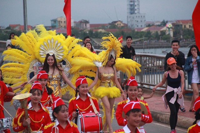 Quảng Bình: Dàn hoa hậu, nghệ sỹ “hâm nóng” lễ hội diễu hành đường phố - 10 Quảng Bình: Dàn hoa hậu, nghệ sỹ “hâm nóng” lễ hội diễu hành đường phố - 10