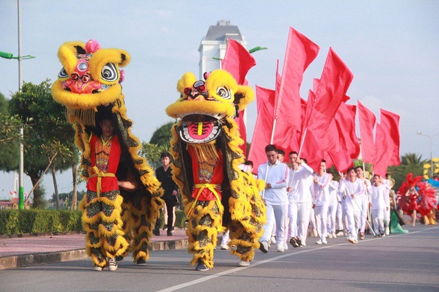 Quảng Bình: Dàn hoa hậu, nghệ sỹ “hâm nóng” lễ hội diễu hành đường phố - 5 Quảng Bình: Dàn hoa hậu, nghệ sỹ “hâm nóng” lễ hội diễu hành đường phố - 5