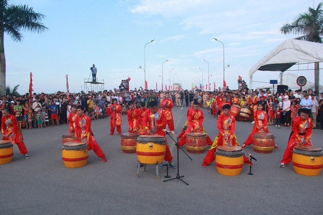 Quảng Bình: Dàn hoa hậu, nghệ sỹ “hâm nóng” lễ hội diễu hành đường phố - 1 Quảng Bình: Dàn hoa hậu, nghệ sỹ “hâm nóng” lễ hội diễu hành đường phố - 1