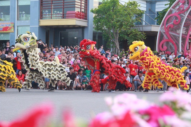 Quảng Bình: Dàn hoa hậu, nghệ sỹ “hâm nóng” lễ hội diễu hành đường phố - 2 Tiết mục múa lân, múa rồng đầy sôi động mở đầu cho lễ hội diễu hành đường phố