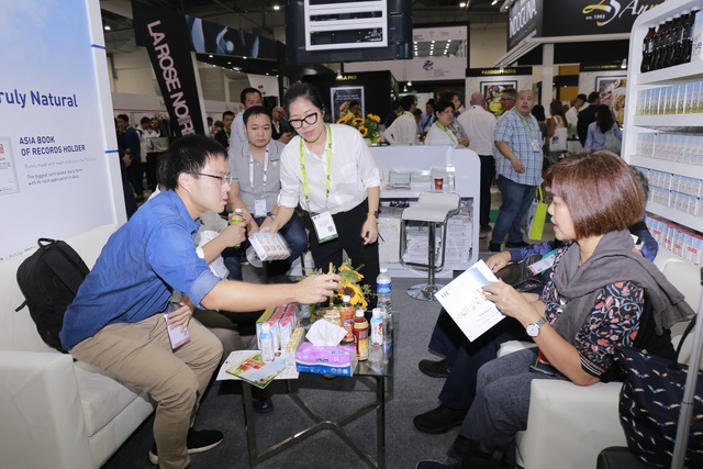 
Đông đảo khách hàng tham quan gian hàng và nghe giới thiệu về các sản phẩm của TH tại Hội chợ Food and Hotel Asia 2018 diễn ra tại Singapore
