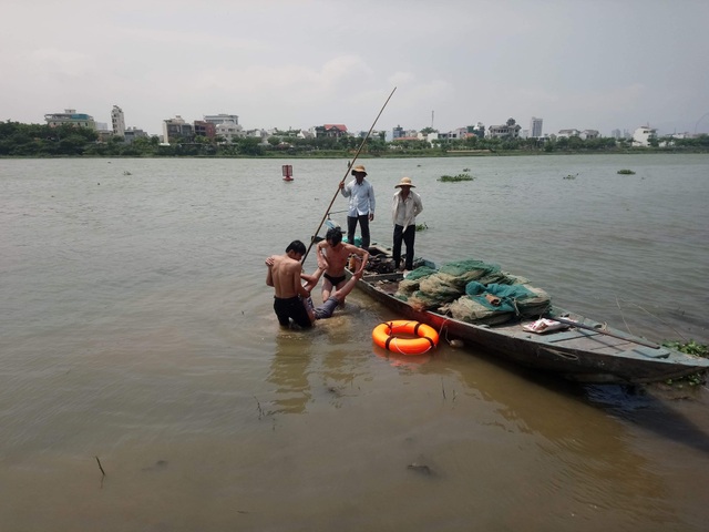 Hai bảo vệ nhảy xuống sông cứu nam thanh niên nhảy cầu tự tử - 1 Nạn nhân được hai bảo vệ cứu sống