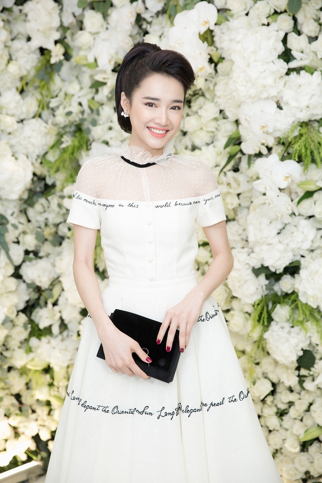 Nhã Phương xinh đẹp đọ dáng cùng bạn gái Phan Thành - 2 Nhã Phương từ chối mọi câu hỏi liên quan đến chuyện tình cảm của bạn trai nhưng không quên gửi lời cảm ơn những khán giả đã lo lắng cho mình cũng như dành nhiều tình cảm trong suốt thời gian qua.