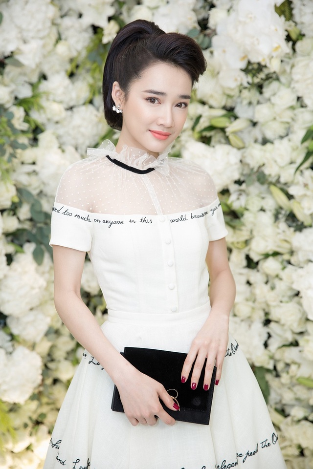 Nhã Phương xinh đẹp đọ dáng cùng bạn gái Phan Thành - 1 Ngay lập tức Nhã Phương trở thành tâm điểm chú ý của giới truyền thông bởi chuyện tình cảm của cô và Trường Giang vẫn nhận được nhiều sự quan tâm của khán giả.