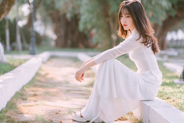 Nữ sinh Đồng Nai đẹp tinh khôi trong trang phục áo dài - 4 Dù vậy công việc quan trọng trước mắt với Mỹ Huyền vẫn là học tập. Mỹ Huyền tỏ ra lo lắng khi những kỳ thi quan trọng của cuộc đời đang đến rất gần. Cô dự định thi vào ngành Ngôn ngữ Anh của trường Đại học Hoa Sen. Để hiện thực hóa ước mơ, Mỹ Huyền luôn cố gắng ôn tập thật tốt những kiến thức liên quan.